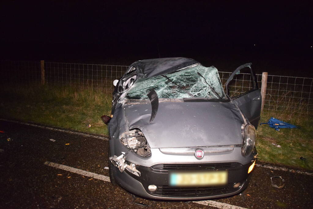 Auto slaat meerdere keren over de kop door gladheid