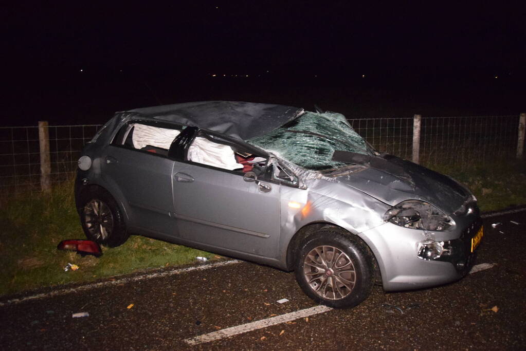 Auto slaat meerdere keren over de kop door gladheid