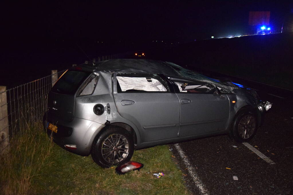 Auto slaat meerdere keren over de kop door gladheid