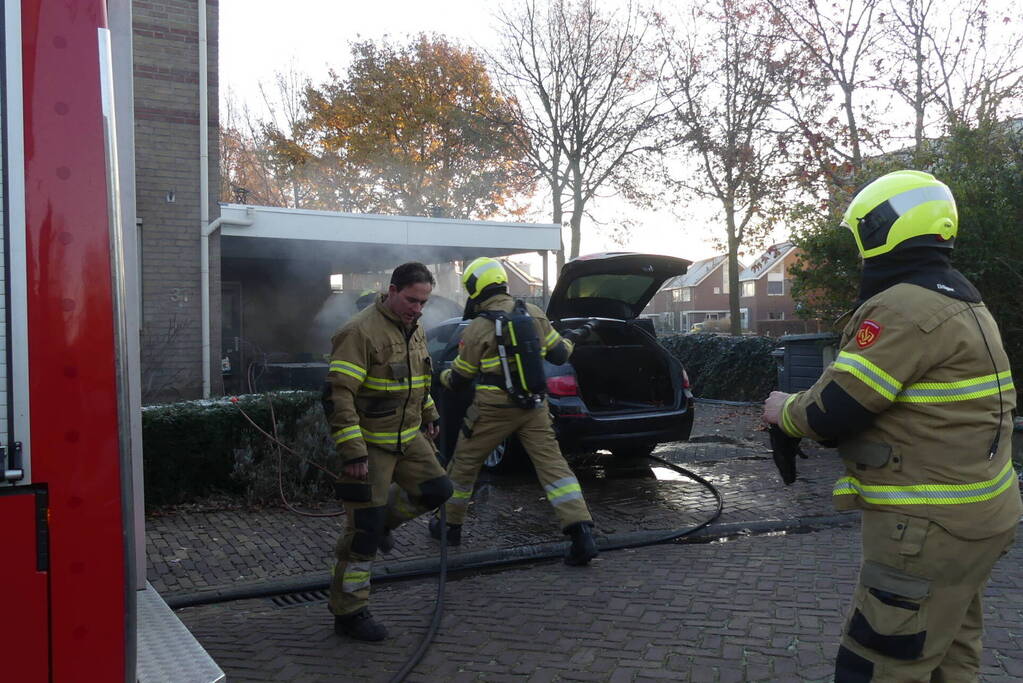 Veel rook bij autobrand