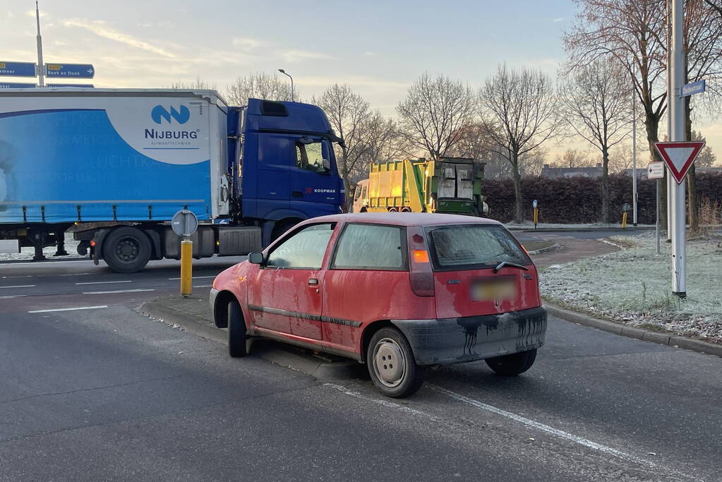 Vrouw botst op paal door bevroren ruiten