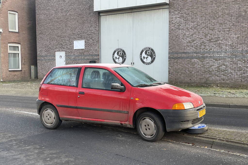 Vrouw botst op paal door bevroren ruiten