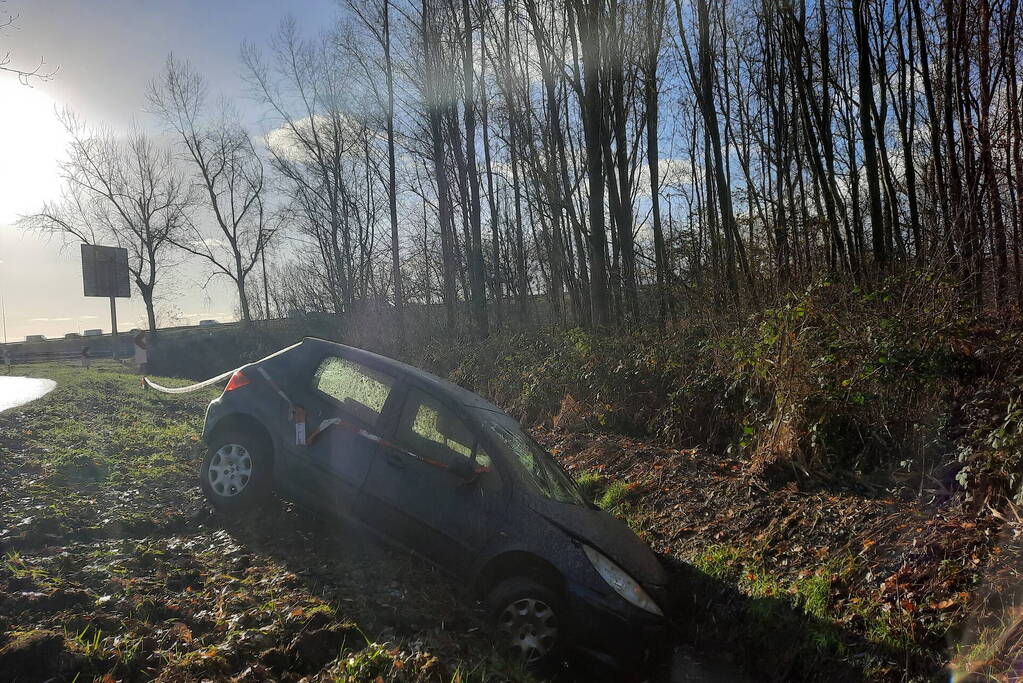 Auto belandt in sloot