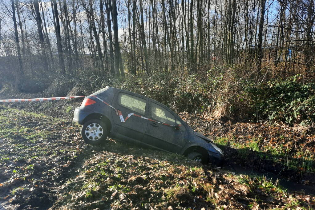 Auto belandt in sloot