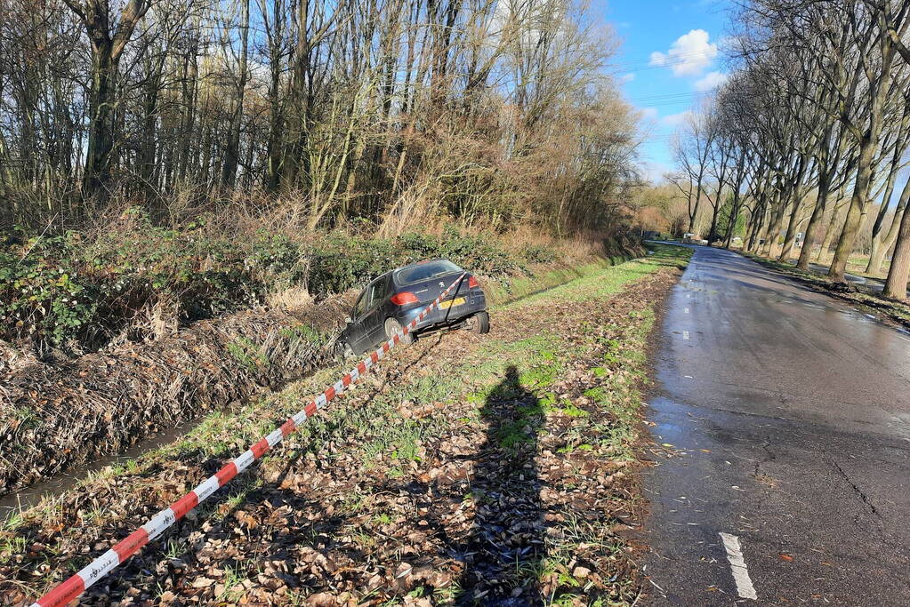 Auto belandt in sloot