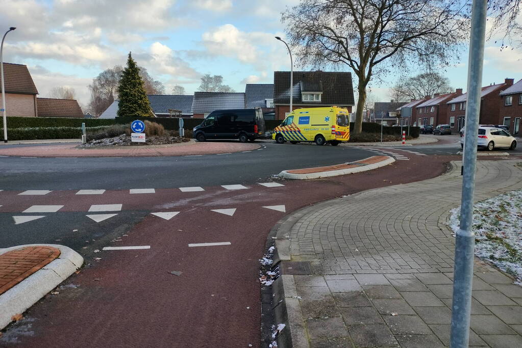 Fietser gewond bij botsing op rotonde