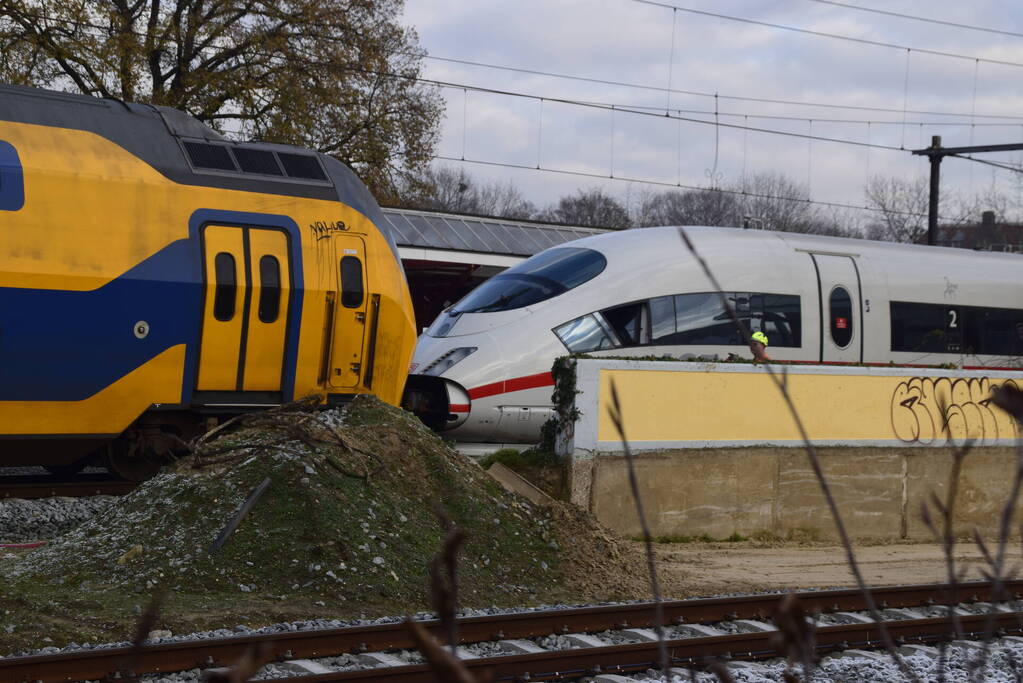 Hogesnelheidstrein strand op NS-station