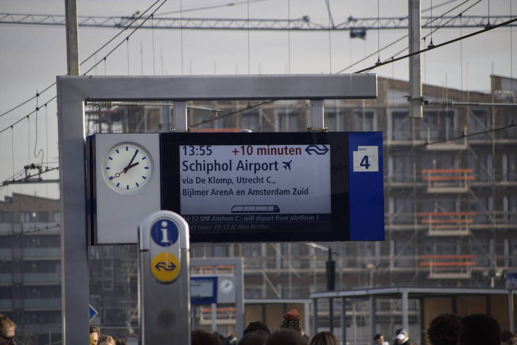 Hogesnelheidstrein strand op NS-station