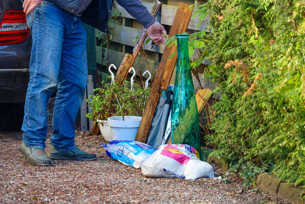 Gesprongen waterleiding zet kelder vol water