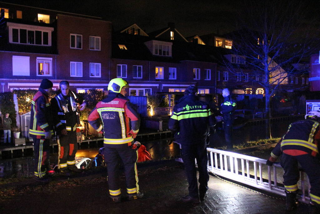 Brandweer redt mensen van auto
