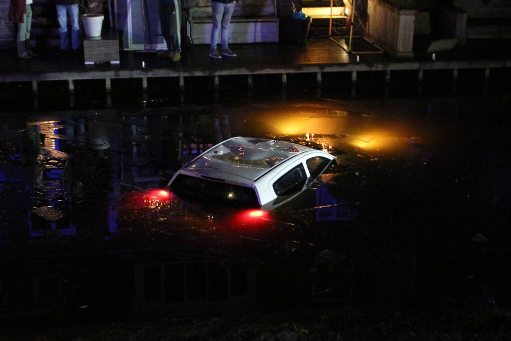 Brandweer redt mensen van auto