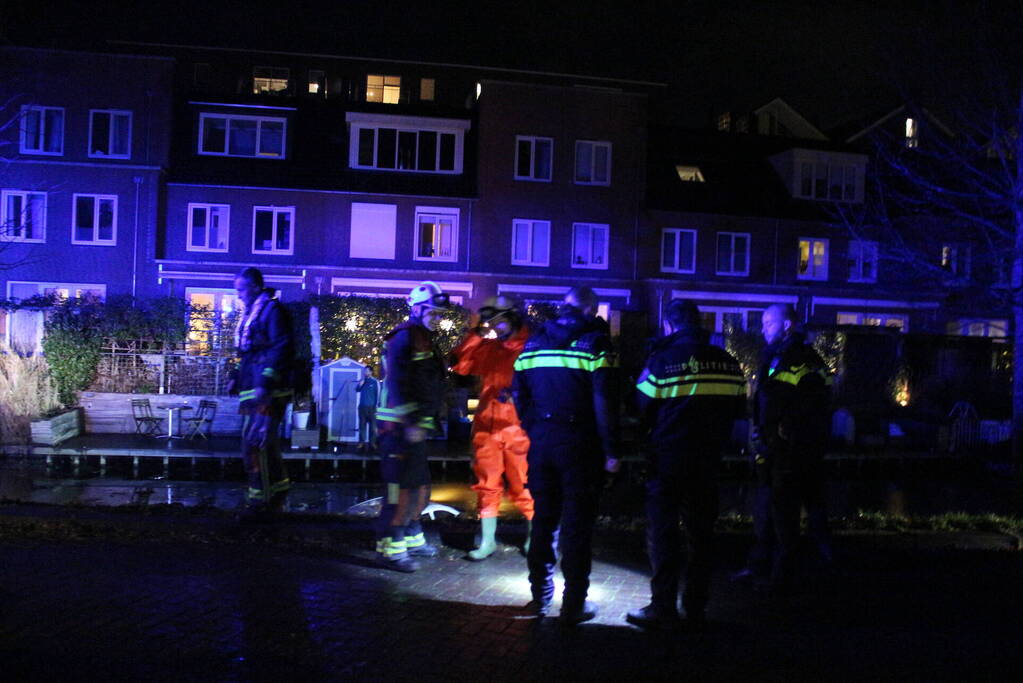 Brandweer redt mensen van auto