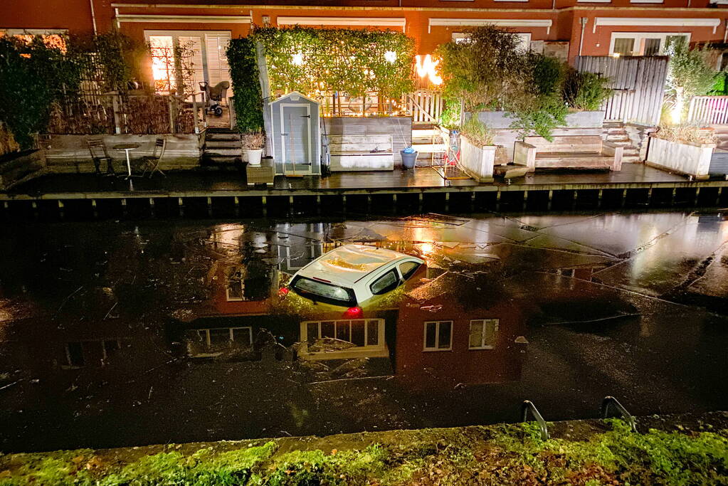 Brandweer redt mensen van auto