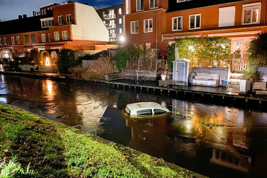 Brandweer redt mensen van auto
