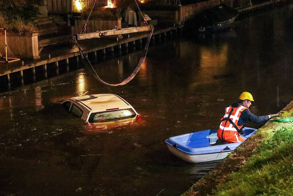 Brandweer redt mensen van auto