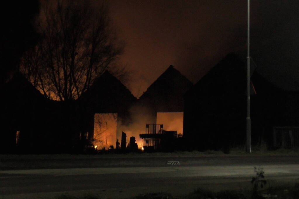 Loodsen uitgebrand na grote brand