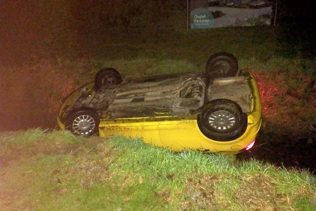 Auto op de kop in de greppel