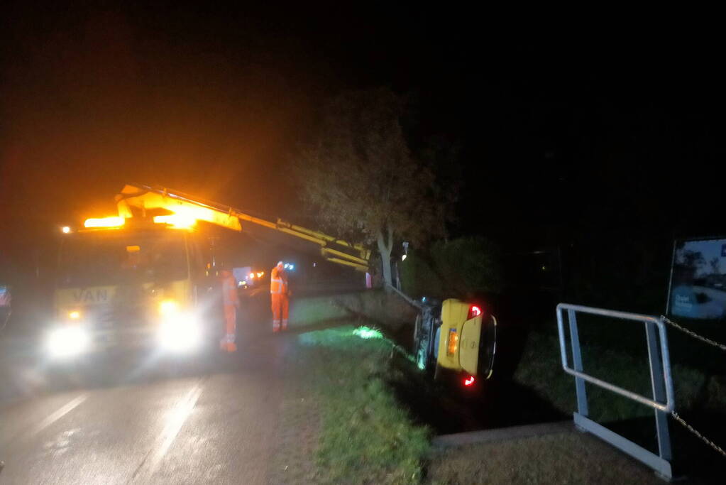 Auto op de kop in de greppel