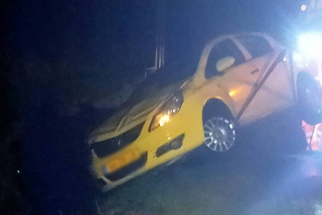 Auto op de kop in de greppel