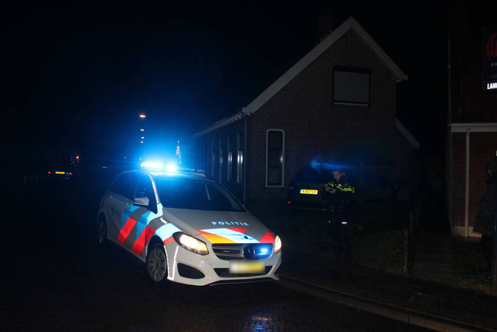Auto glijdt door tegen woning