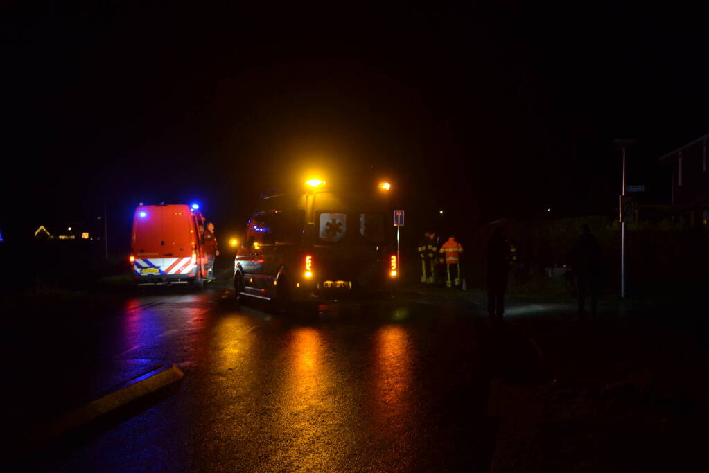 Busje raakt te water door gladheid