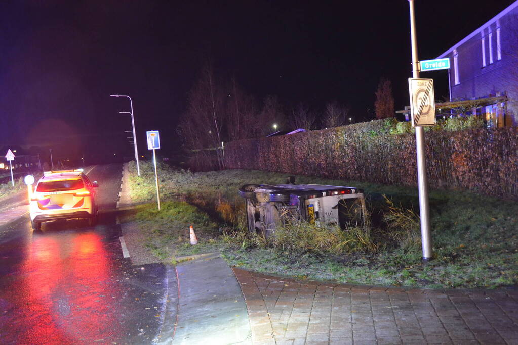 Busje raakt te water door gladheid
