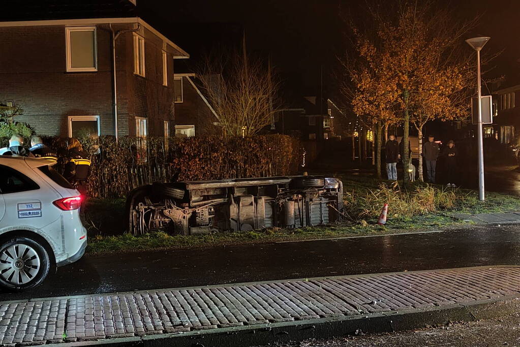 Busje raakt te water door gladheid