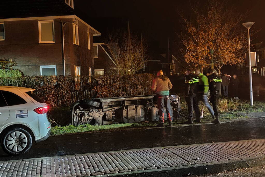 Busje raakt te water door gladheid
