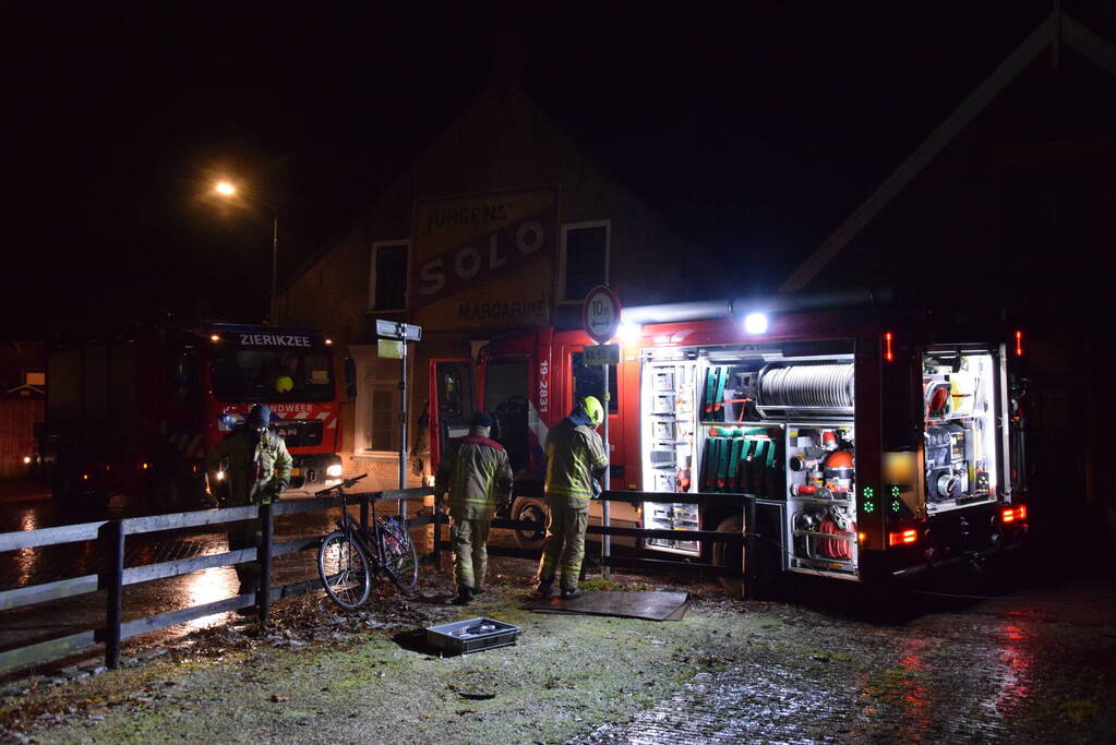 Brandweer wijkt uit voor geparkeerde auto en raakt in de problemen door gladheid