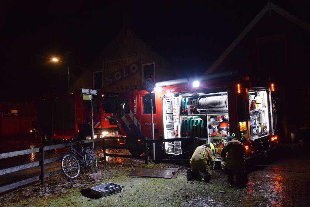 Brandweer wijkt uit voor geparkeerde auto en raakt in de problemen door gladheid