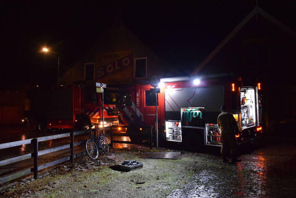 Brandweer wijkt uit voor geparkeerde auto en raakt in de problemen door gladheid