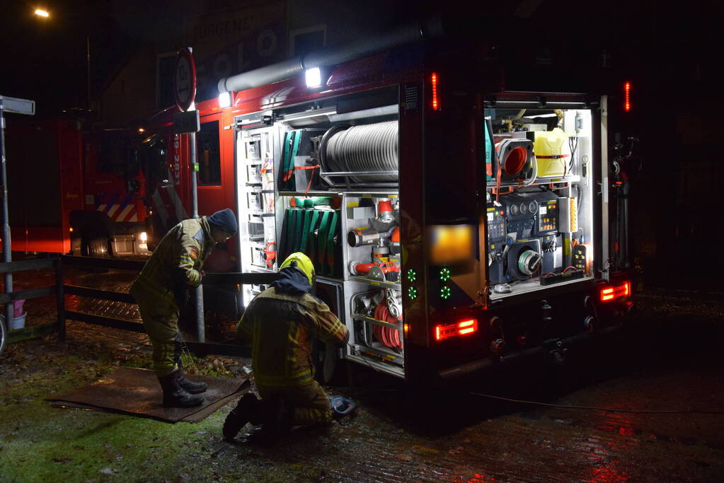 Brandweer wijkt uit voor geparkeerde auto en raakt in de problemen door gladheid
