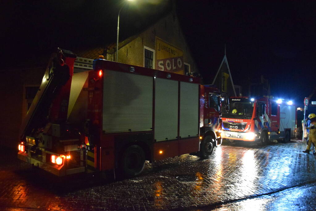 Brandweer wijkt uit voor geparkeerde auto en raakt in de problemen door gladheid