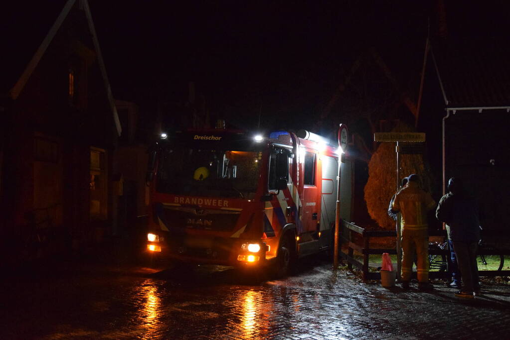 Brandweer wijkt uit voor geparkeerde auto en raakt in de problemen door gladheid