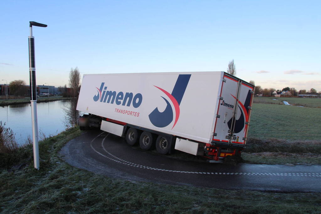 Vrachtwagen rijdt zichzelf vast