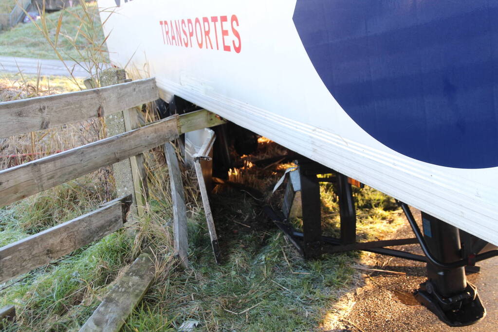 Vrachtwagen rijdt zichzelf vast