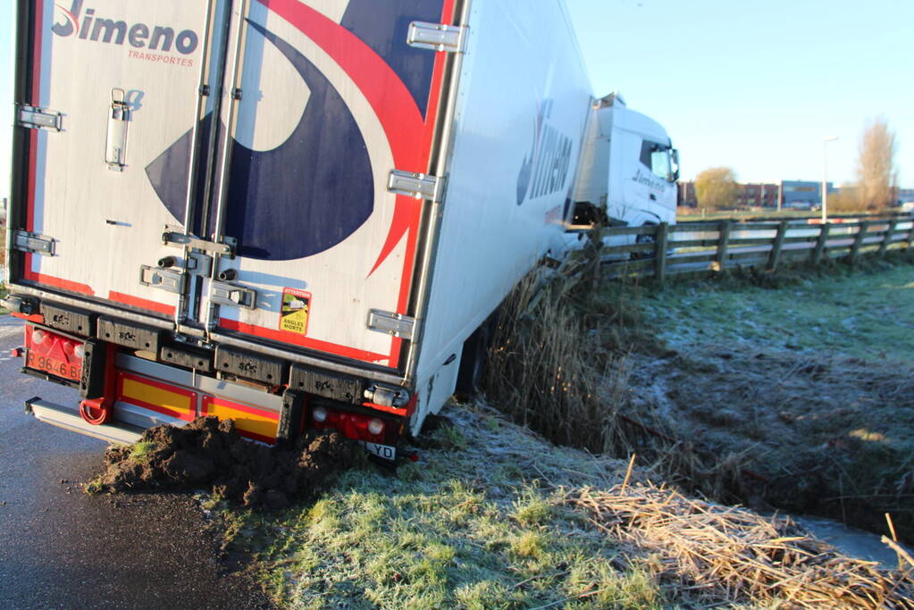 Vrachtwagen rijdt zichzelf vast