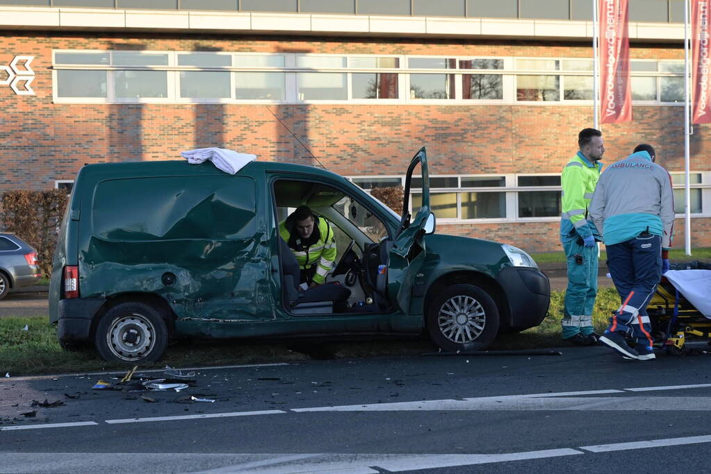 Twee gewonden bij botsing