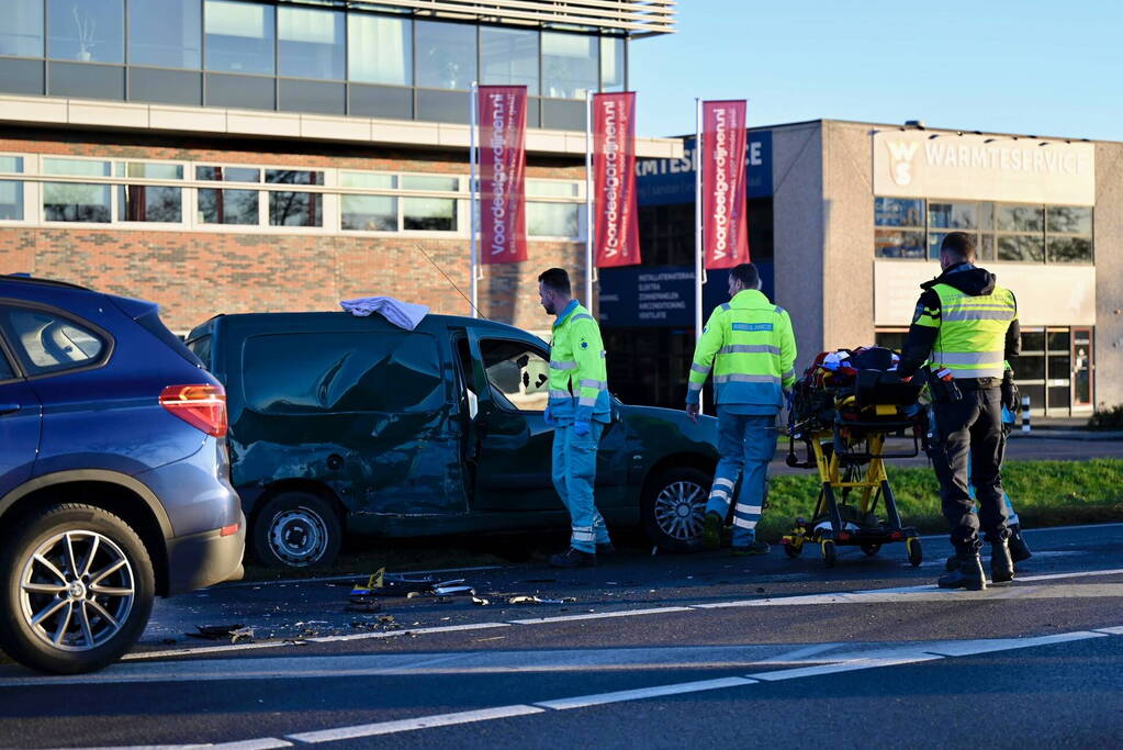 Twee gewonden bij botsing