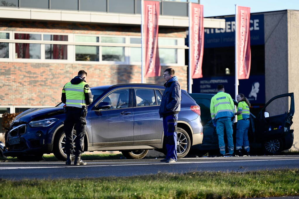 Twee gewonden bij botsing