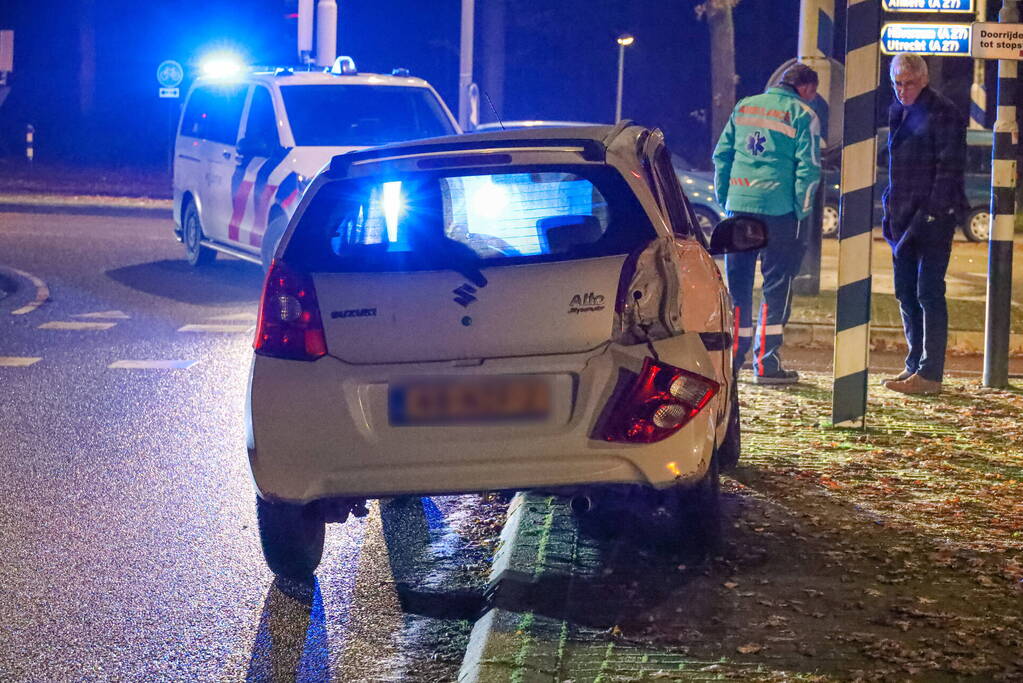Twee auto's botsen op elkaar