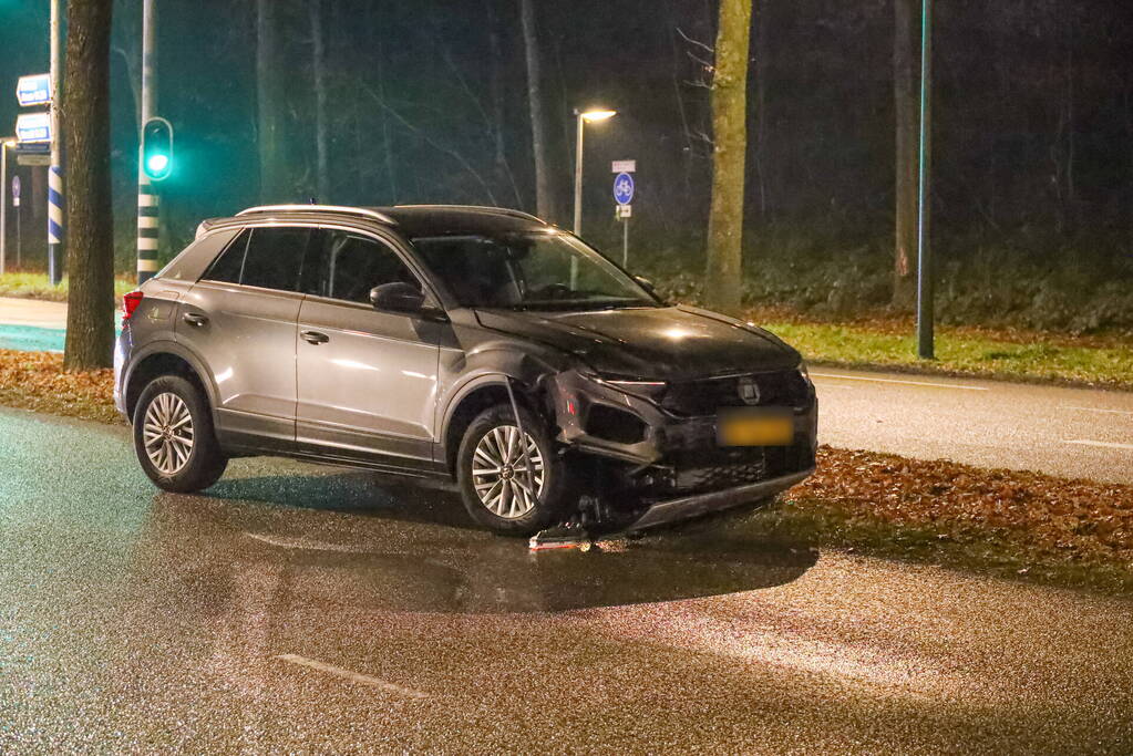 Twee auto's botsen op elkaar