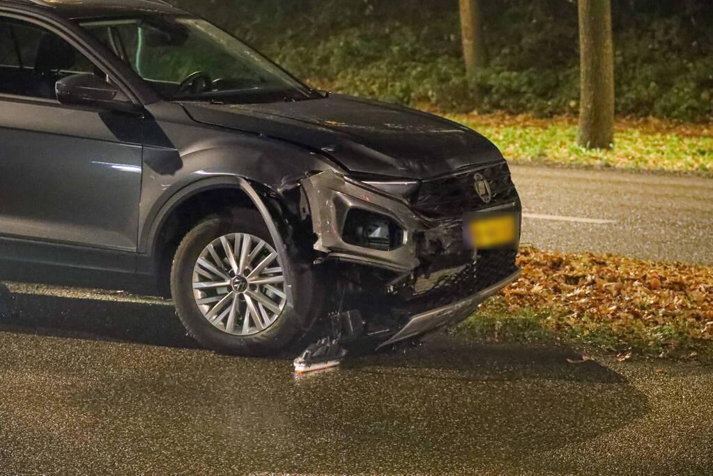 Twee auto's botsen op elkaar