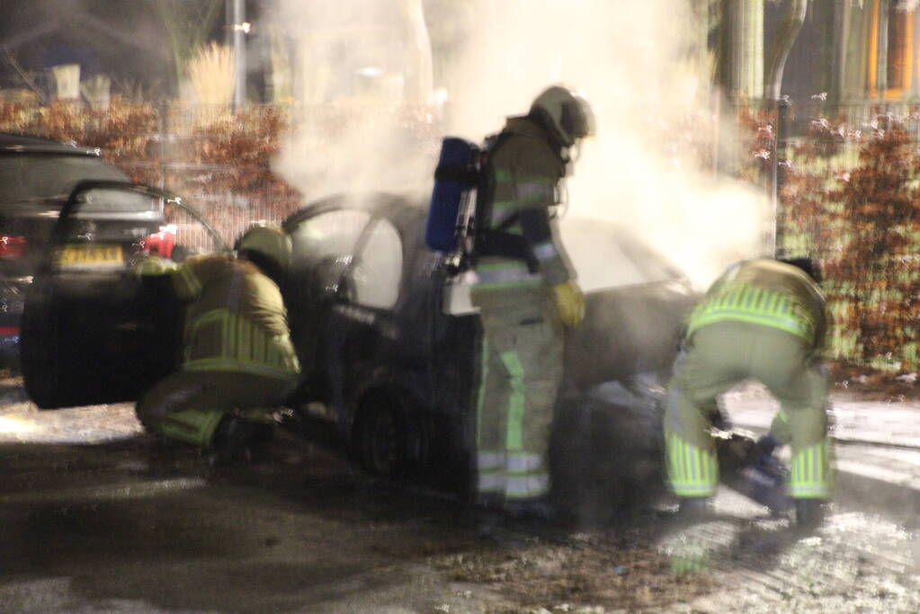 Auto brandt volledig uit
