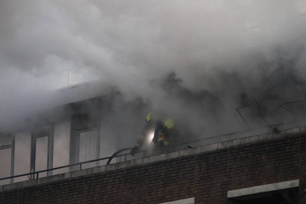 Grote uitslaande brand bij AZC