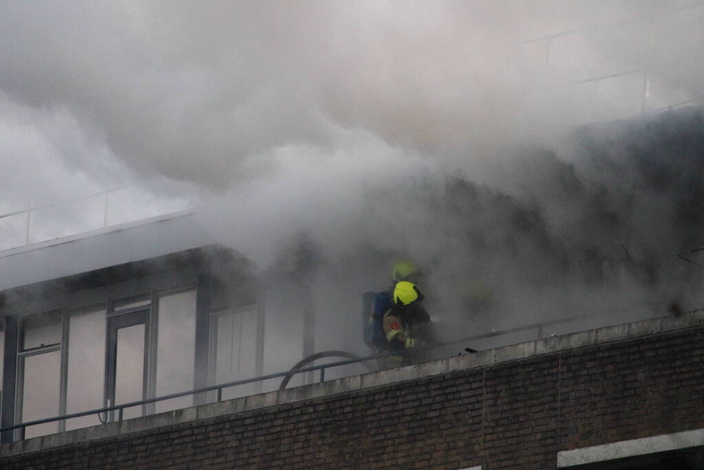 Grote uitslaande brand bij AZC