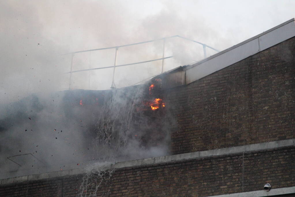 Grote uitslaande brand bij AZC