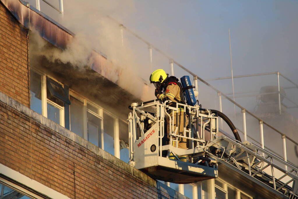 Grote uitslaande brand bij AZC
