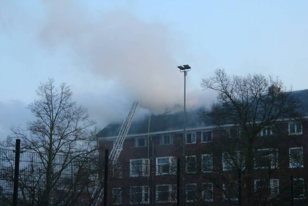 Moeilijk bereikbare brand in dak