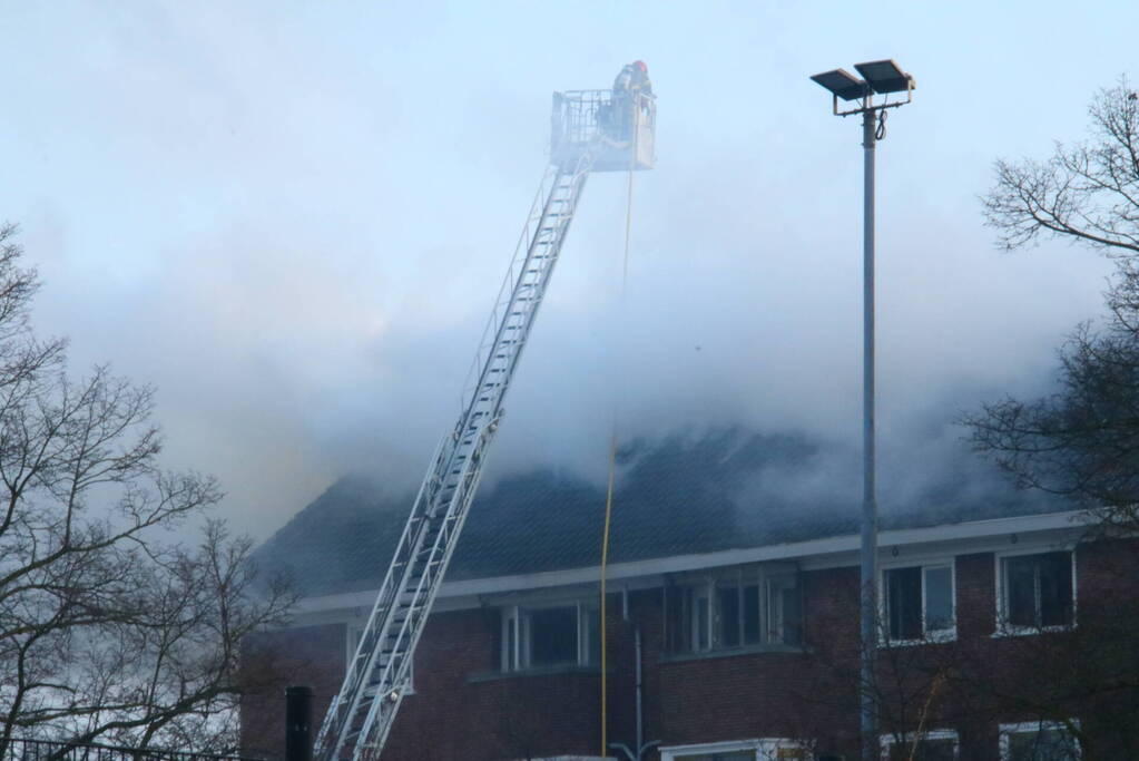 Moeilijk bereikbare brand in dak
